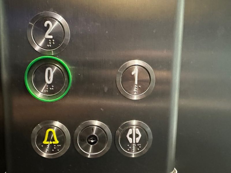 udźwiękowiona winda z przyciskami opisanymi w brajlu udźwiękowiona winda z przyciskami opisanymi w brajlu