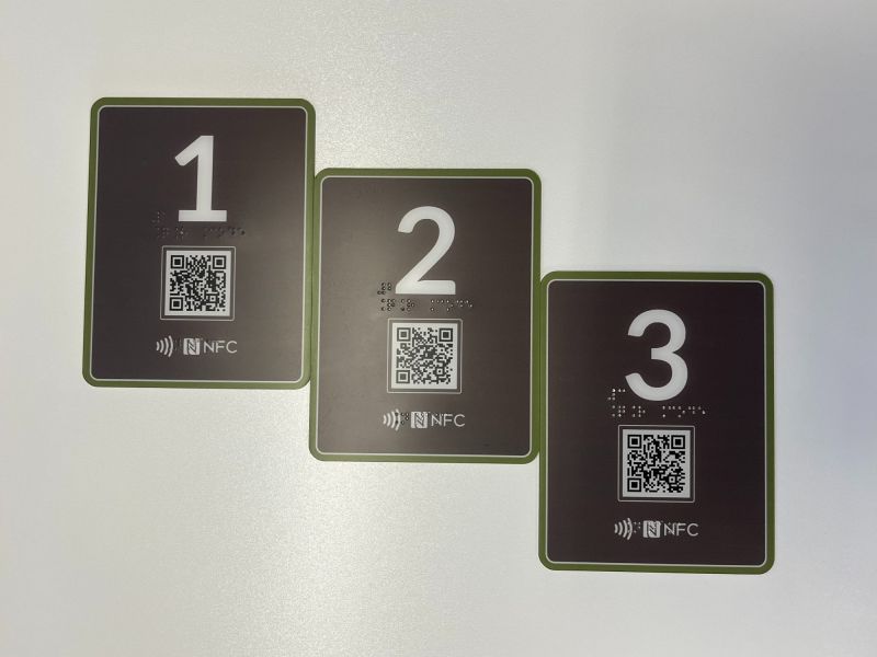 Tabliczki informacyjne w brajlu z numerami gabinetów Tabliczki informacyjne w brajlu z numerami gabinetów