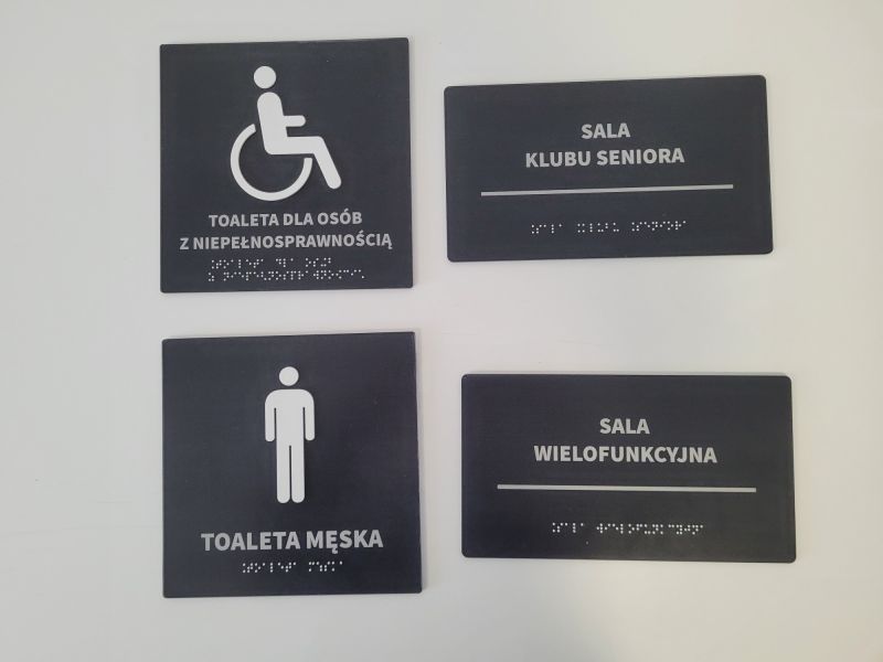 Tabliczki informacyjne w czarnym druku i w brajlu  Tabliczki informacyjne w czarnym druku i w brajlu