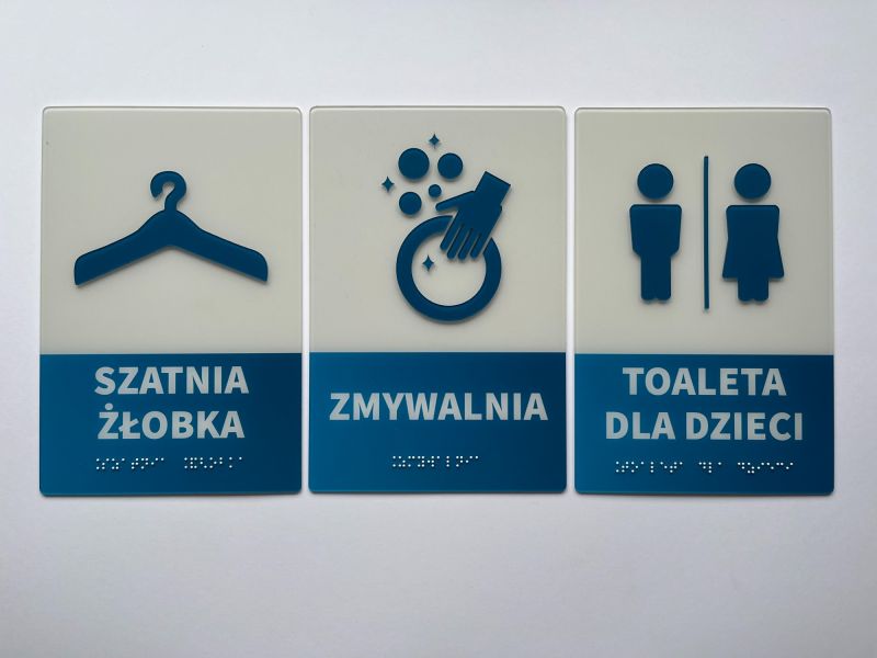 Biało-niebieskie tabliczki informacyjne z napisami w czarnym druku i w brajlu, z piktogramami Biało-niebieskie tabliczki informacyjne z napisami w czarnym druku i w brajlu, z piktogramami