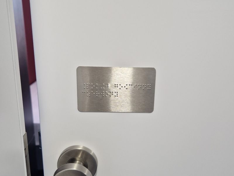 Metalowa, brajlowska tabliczka informacyjna na drzwi Metalowa, brajlowska tabliczka informacyjna na drzwi