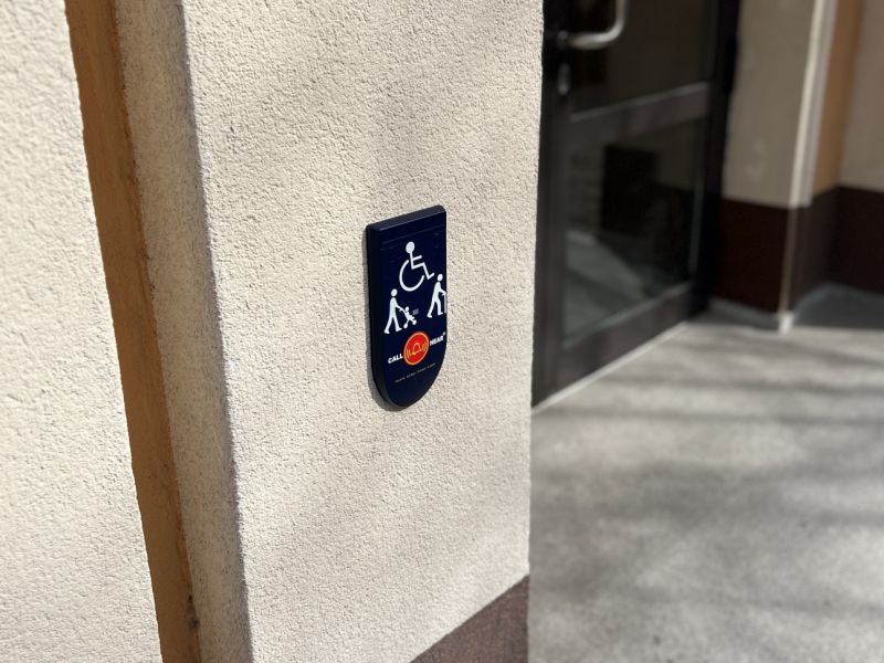 Nadajnik systemu CallHear umieszczony na ścianie, przed wejściem Nadajnik systemu CallHear umieszczony na ścianie, przed wejściem