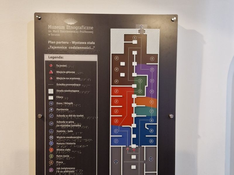 Dotykowy plan informacyjny wystawy Tajemnice codzienności w Muzeum Etnograficznym  Dotykowy plan informacyjny wystawy Tajemnice codzienności w Muzeum Etnograficznym
