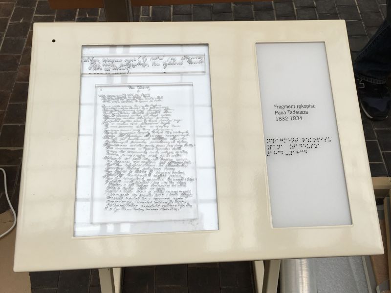 brajlowskie opisy eksponatów w budynku Muzeum Pana Tadeusza we Wrocławiu brajlowskie opisy eksponatów w budynku Muzeum Pana Tadeusza we Wrocławiu