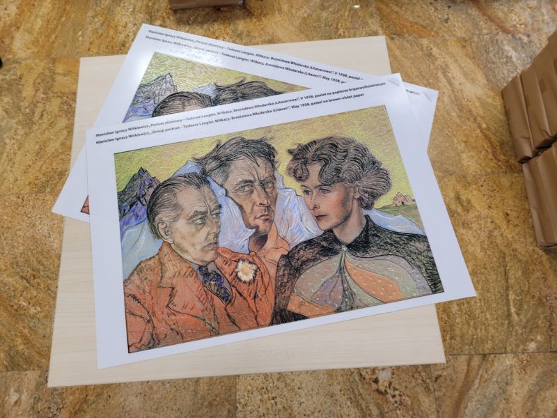 Dotykowy obraz termoformowany Stanisława Ignacego Witkiewicza, „Witkacego”, w Muzeum Tatrzańskim w Zakopanem. Dotykowy obraz termoformowany Stanisława Ignacego Witkiewicza, „Witkacego”, w Muzeum Tatrzańskim w Zakopanem.