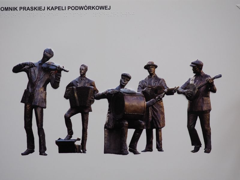 Termoformowana grafika dotykowa pomnika praskiej kapeli podwórkowej Termoformowana grafika dotykowa pomnika praskiej kapeli podwórkowej