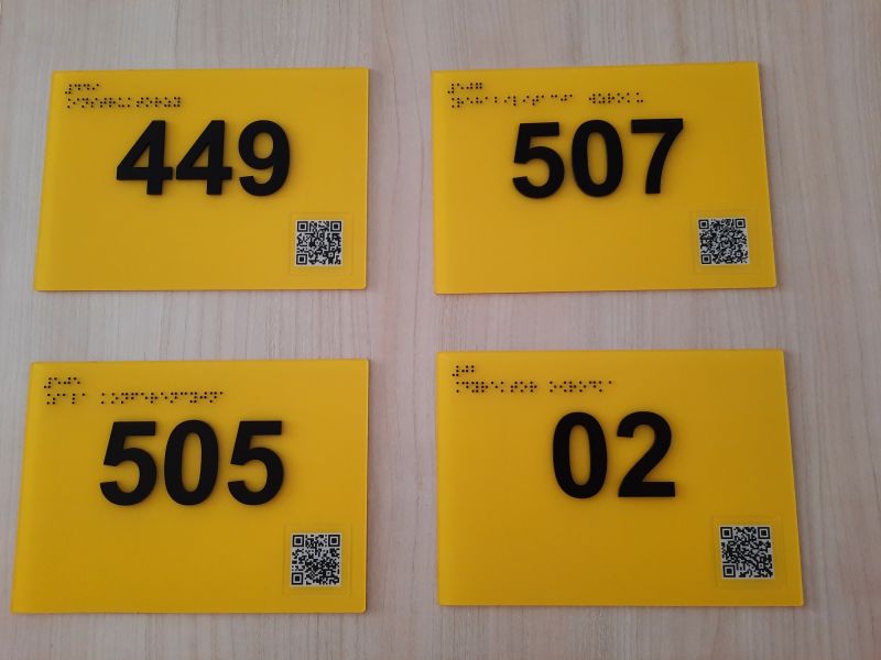 Informacyjne tabliczki z PMMA z napisami w brajlu, z piktogramami, z kodami QR i ze znacznikami NFC w Ośrodku Rehabilitacji i Szkolenia Polskiego Związku Niewidomych w Bydgoszczy Informacyjne tabliczki z PMMA z napisami w brajlu, z piktogramami, z kodami QR i ze znacznikami NFC w Ośrodku Rehabilitacji i Szkolenia Polskiego Związku Niewidomych w Bydgoszczy