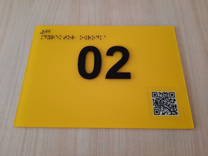 Informacyjna tabliczka z PMMA z napisami w brajlu, z piktogramami Informacyjna tabliczka z PMMA z napisami w brajlu, z piktogramami