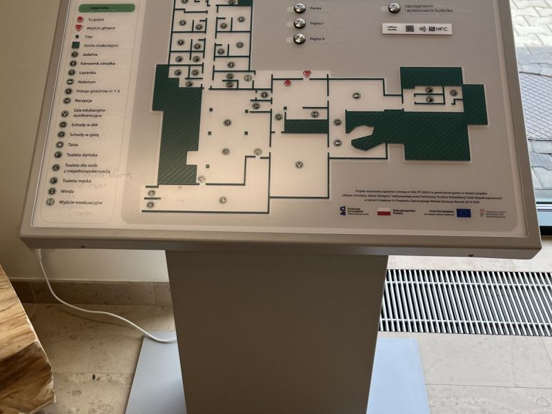Udźwiękowiony, dotykowy plan informacyjny parteru budynku Ośrodka Edukacji Przyrodniczej w Umianowicach Udźwiękowiony, dotykowy plan informacyjny parteru budynku Ośrodka Edukacji Przyrodniczej w Umianowicach