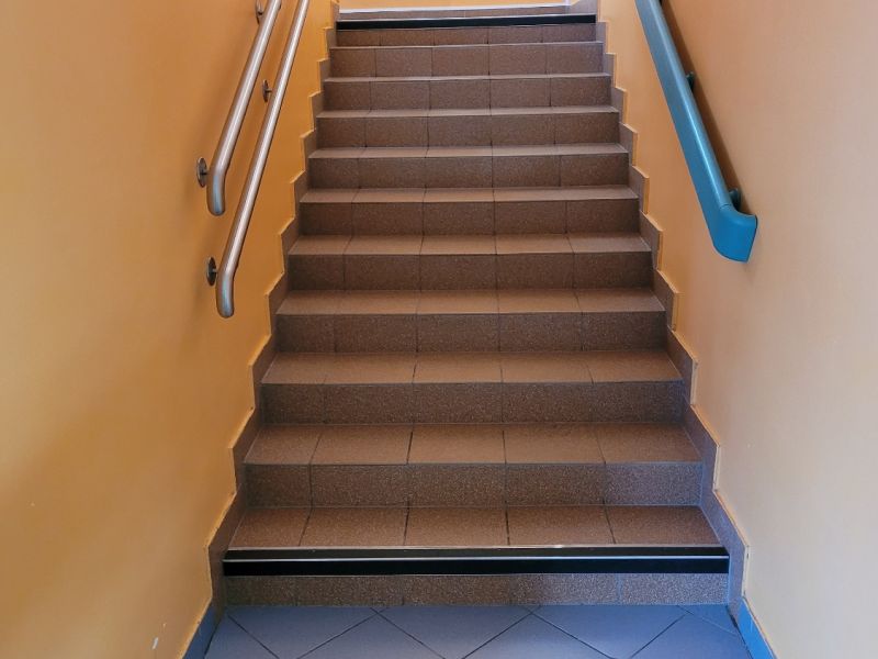 Pole uwagi i kątowniki na schodach wewnątrz budynku Pole uwagi i kątowniki na schodach wewnątrz budynku