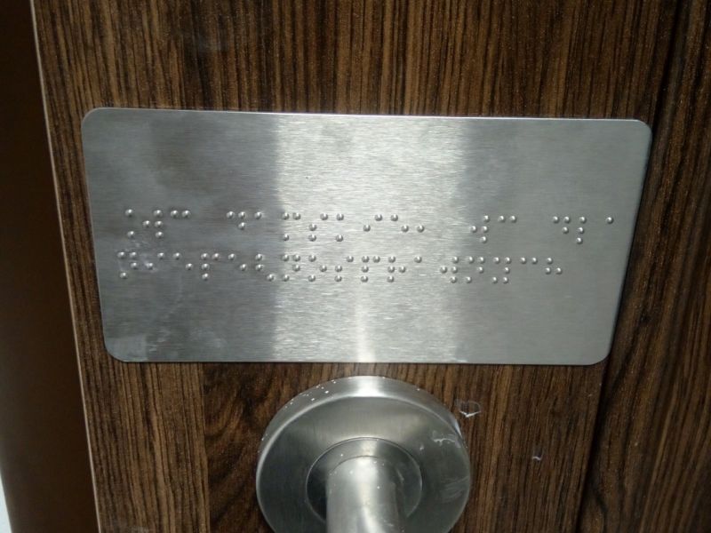 brajlowska metalowa tabliczka na drzwi brajlowska metalowa tabliczka na drzwi