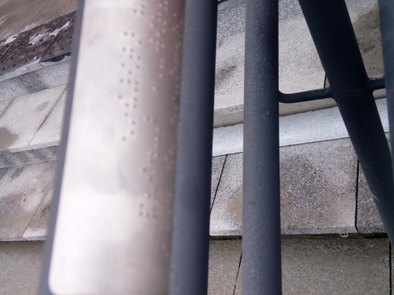 brajlowska metalowa tabliczka na poręcz schodów brajlowska metalowa tabliczka na poręcz schodów