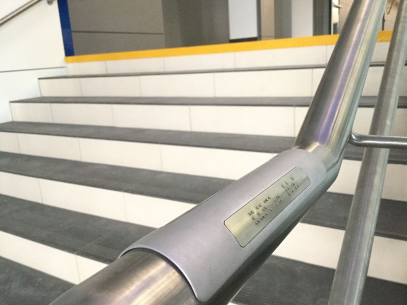 brajlowska tabliczka informacyjna na poręcz brajlowska tabliczka informacyjna na poręcz