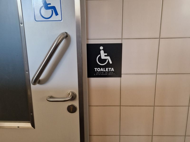 Tabliczki informacyjne w brajlu i w czarnym druku, z piktogramami Tabliczki informacyjne w brajlu i w czarnym druku, z piktogramami