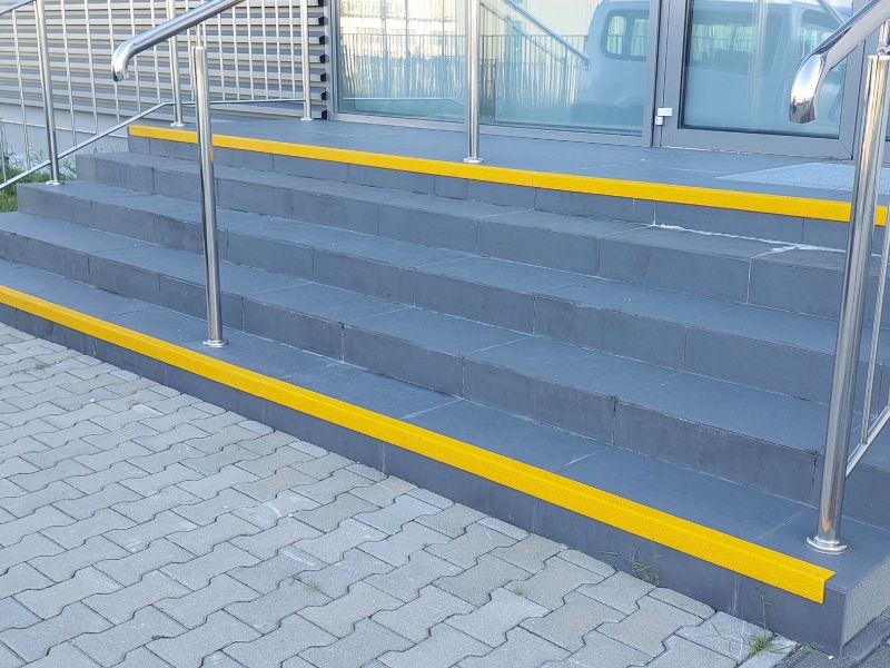 Kontrastowe oznakowanie schodów Kontrastowe oznakowanie schodów