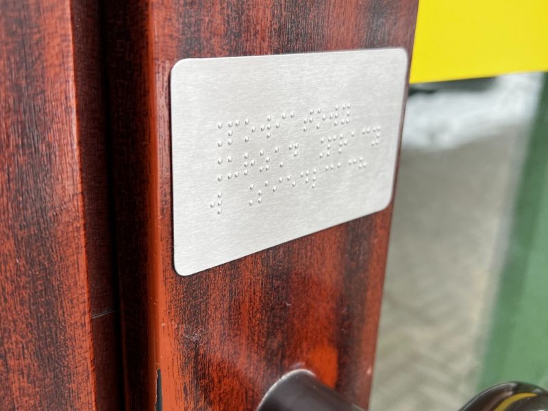 Metalowa tabliczka informacyjna w brajlu Metalowa tabliczka informacyjna w brajlu