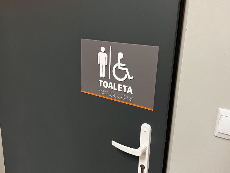 Tabliczka informacyjna w czarnym druku i w brajlu, z piktogramami Tabliczka informacyjna w czarnym druku i w brajlu, z piktogramami