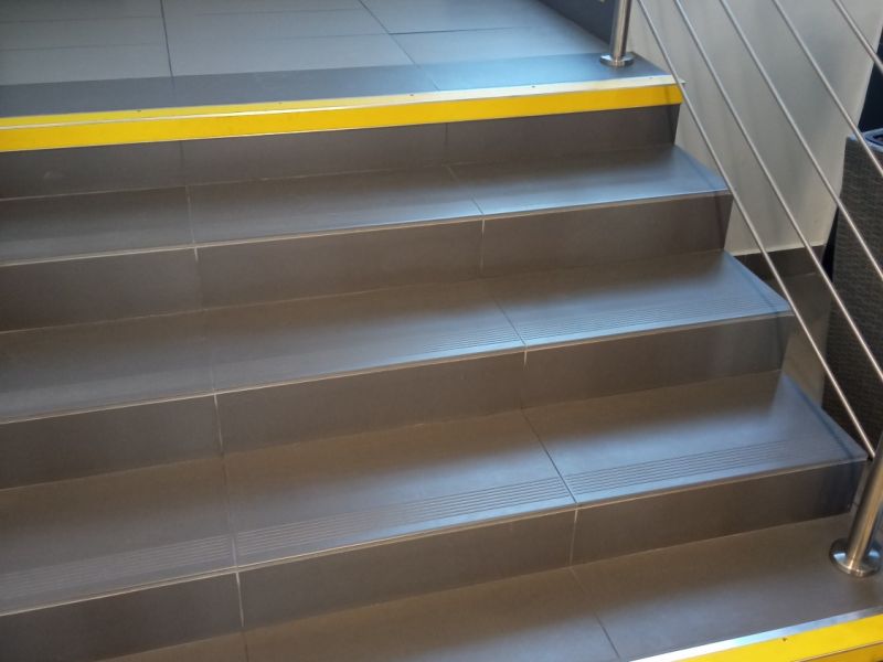 Kontrastowe oznakowanie schodów Kontrastowe oznakowanie schodów