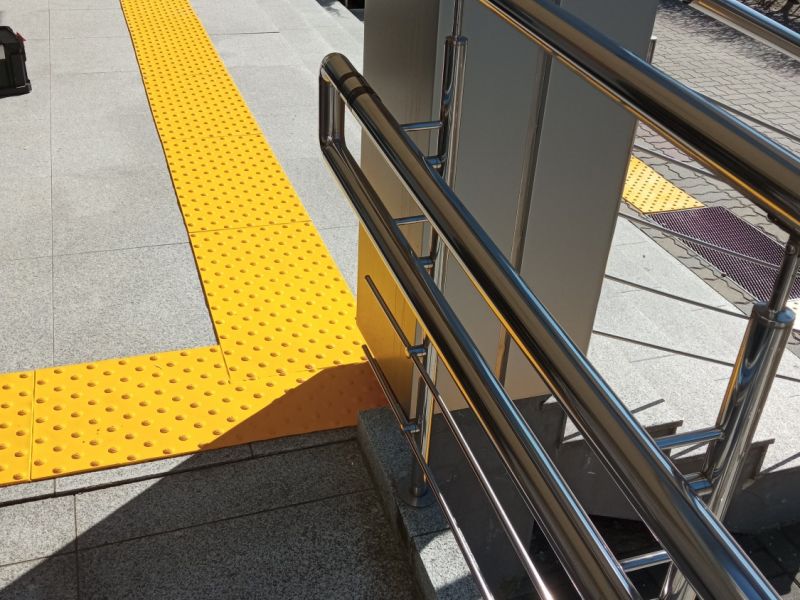 Kontrastowe pola uwagi przed budynkiem Kontrastowe pola uwagi przed budynkiem