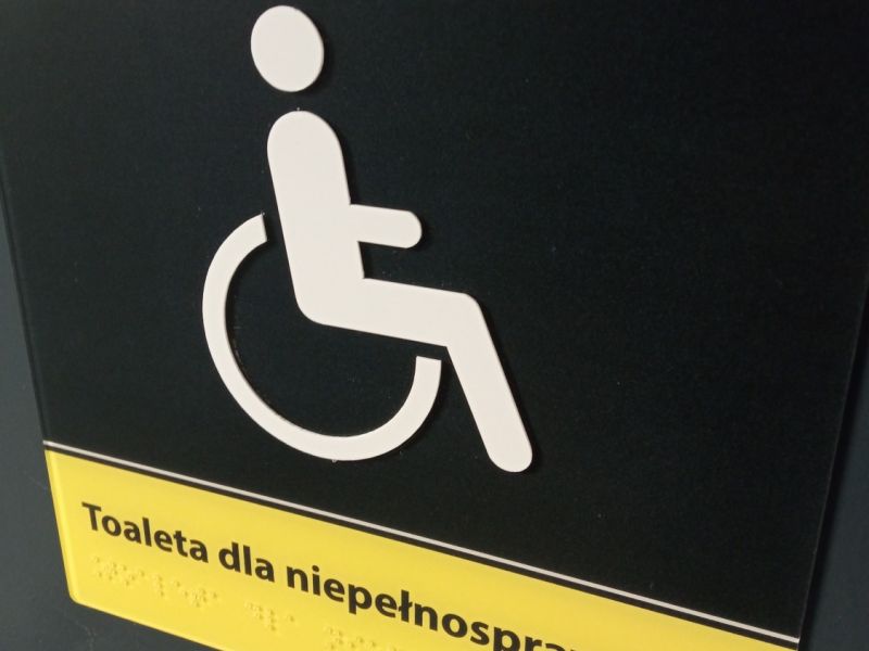 Tabliczka informacyjna w brajlu i w czarnym druku Tabliczka informacyjna w brajlu i w czarnym druku