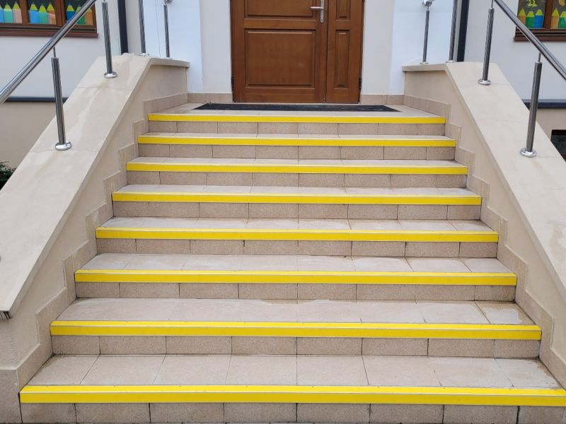 kontrastowe oznakowanie schodów  kontrastowe oznakowanie schodów