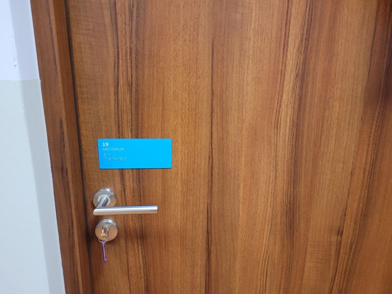 brajlowska tabliczka informacyjna na drzwi brajlowska tabliczka informacyjna na drzwi