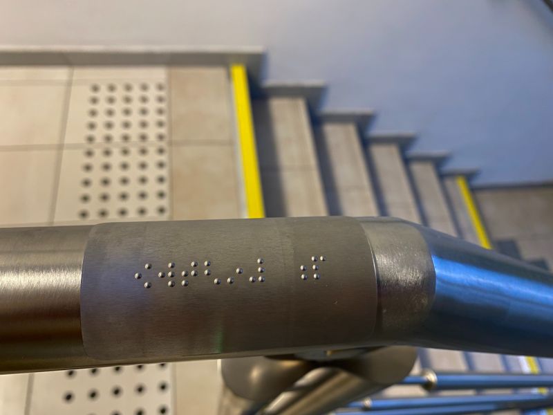 brajlowska tabliczka na poręcz  brajlowska tabliczka na poręcz