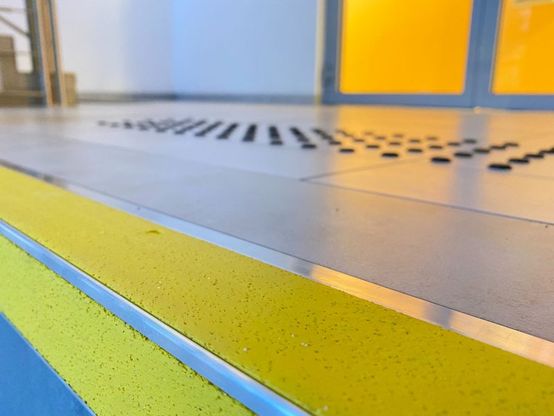 kontrastowe oznaczenia schodów kontrastowe oznaczenia schodów