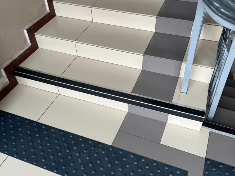 Pole uwagi i kątownik na schody  Pole uwagi i kątownik na schody