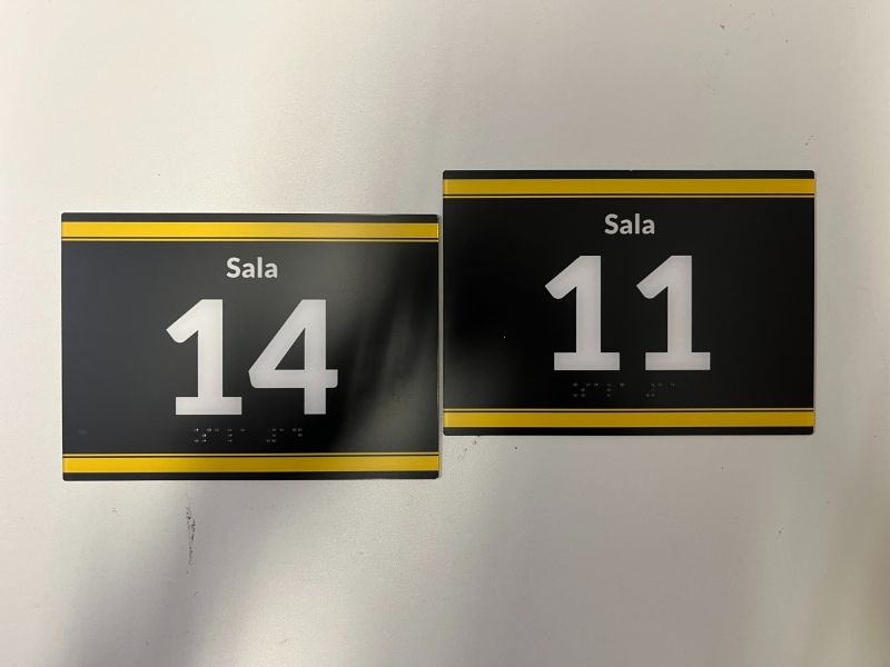 Tabliczki tyflograficzne z numerami sal Tabliczki tyflograficzne z numerami sal