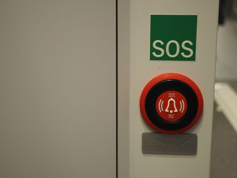 Metalowa, brajlowska tabliczka z opisami pomieszczeń i przycisków w wagonach kolei węgierskiej Metalowa, brajlowska tabliczka z opisami pomieszczeń i przycisków w wagonach kolei węgierskiej