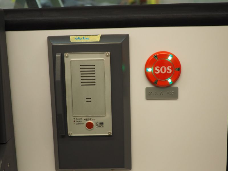 Metalowa, brajlowska tabliczka z opisami pomieszczeń i przycisków w wagonach kolei węgierskiej Metalowa, brajlowska tabliczka z opisami pomieszczeń i przycisków w wagonach kolei węgierskiej