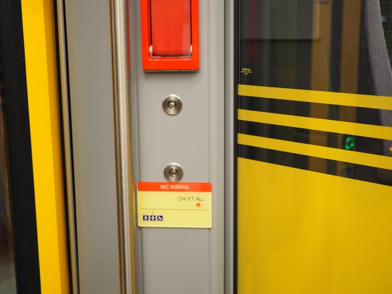 Metalowa, brajlowska tabliczka z opisami pomieszczeń i przycisków w wagonach kolei węgierskiej Metalowa, brajlowska tabliczka z opisami pomieszczeń i przycisków w wagonach kolei węgierskiej