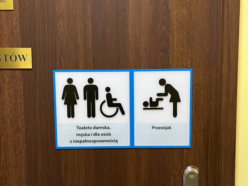 Tabliczki informacyjne w czarnym druku i brajlu z piktogramami Tabliczki informacyjne w czarnym druku i brajlu z piktogramami