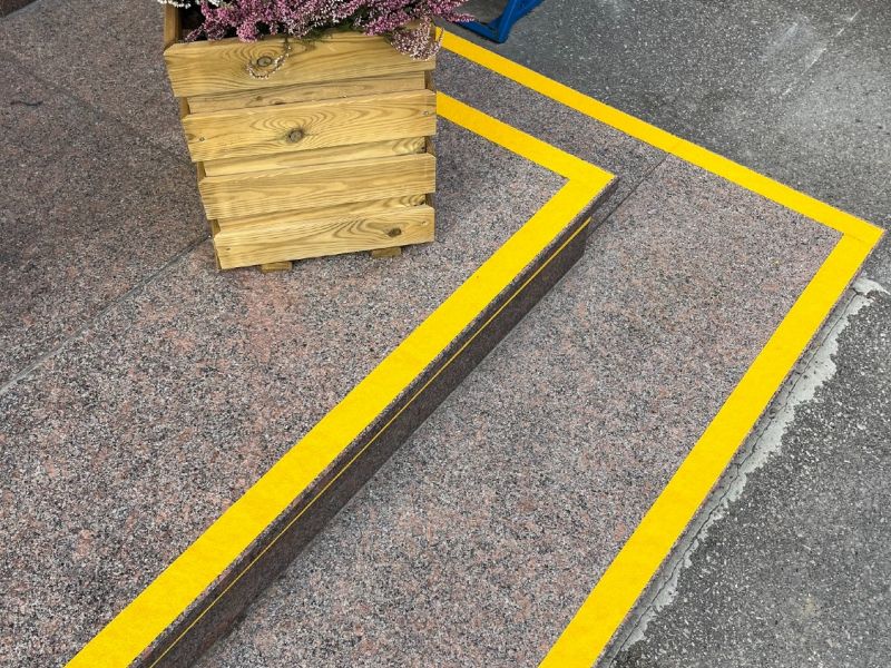 Kontrastowa taśma antypoślizgowa na schody zewnętrzne Kontrastowa taśma antypoślizgowa na schody zewnętrzne