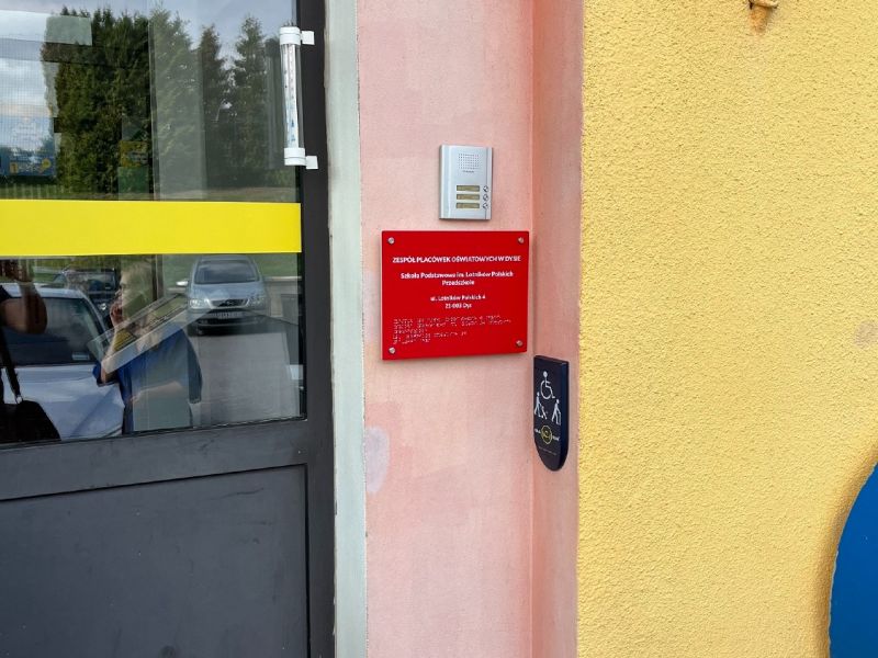 System Call-Hear i kontrastowa taśma na przeszklenie w drzwiach System Call-Hear i kontrastowa taśma na przeszklenie w drzwiach