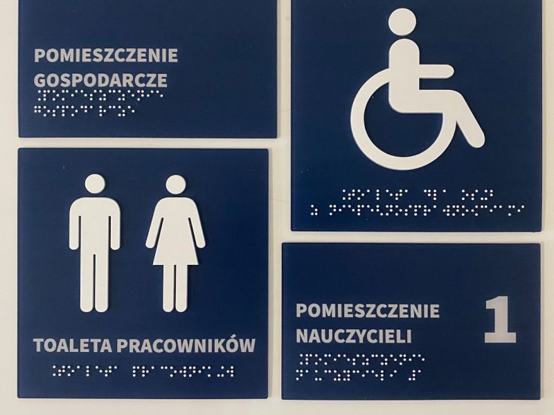 Tabliczki informacyjne w czarnym druku i w brajlu z piktogramami Tabliczki informacyjne w czarnym druku i w brajlu z piktogramami
