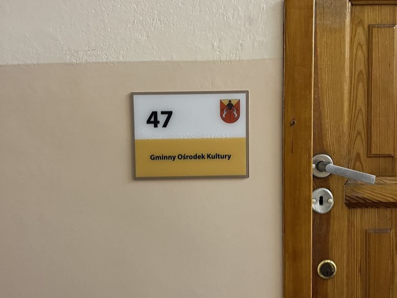 tabliczka informacyjna w czarnym druku i w brajlu tabliczka informacyjna w czarnym druku i w brajlu