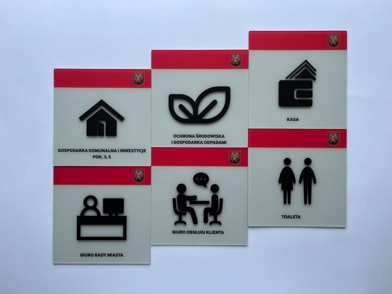 Tabliczki informacyjne w czarnym druku i w brajlu z piktogramami Tabliczki informacyjne w czarnym druku i w brajlu z piktogramami