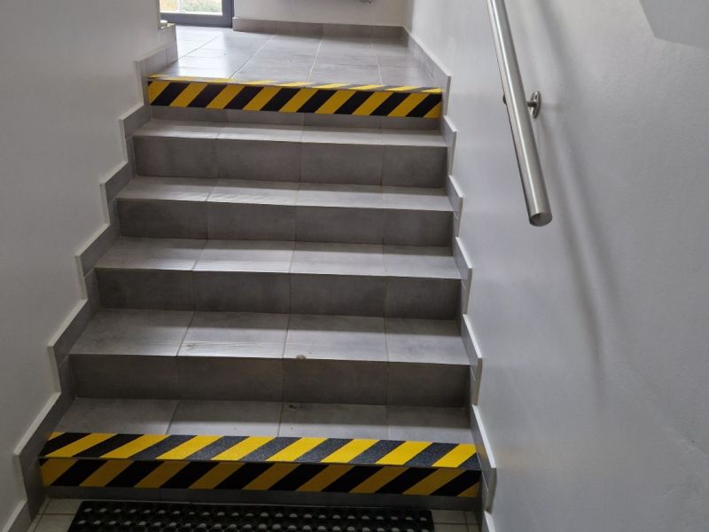 Pasy ostrzegawcze na krawędzie pierwszego i ostatniego stopnia schodów Pasy ostrzegawcze na krawędzie pierwszego i ostatniego stopnia schodów