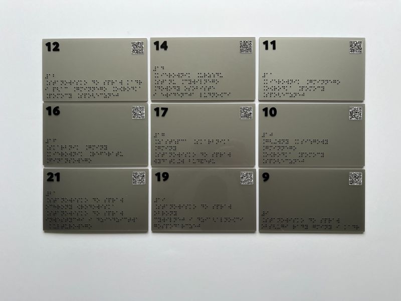 Metalowe tabliczki informacyjne w brajlu z wypukłymi cyframi numerów pokoi Metalowe tabliczki informacyjne w brajlu z wypukłymi cyframi numerów pokoi