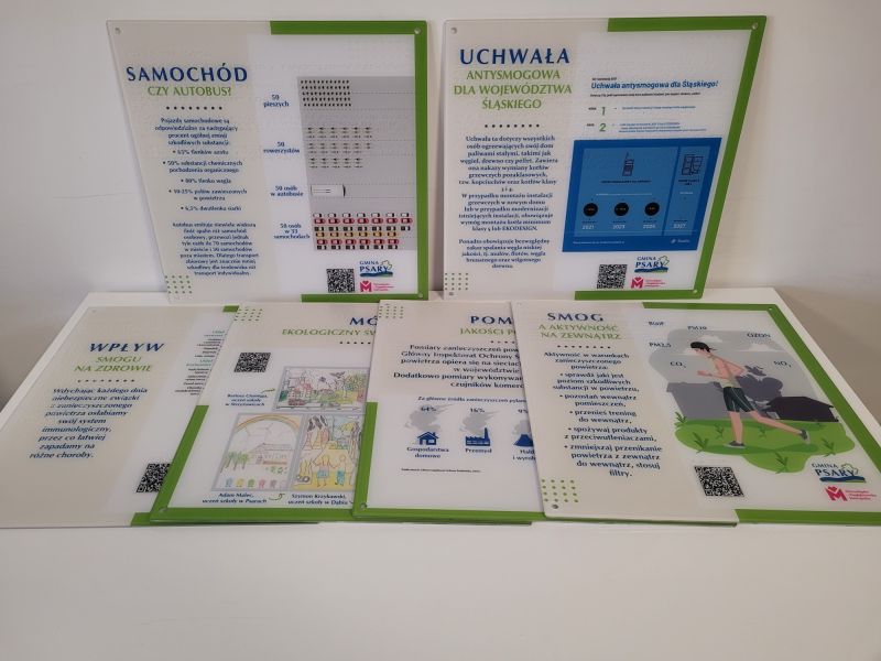 tablice informacyjne z tekstami w czarnym druku i w brajlu, a także z kolorowymi rycinami dla Urzędu Gminy Psary. tablice informacyjne z tekstami w czarnym druku i w brajlu, a także z kolorowymi rycinami dla Urzędu Gminy Psary.