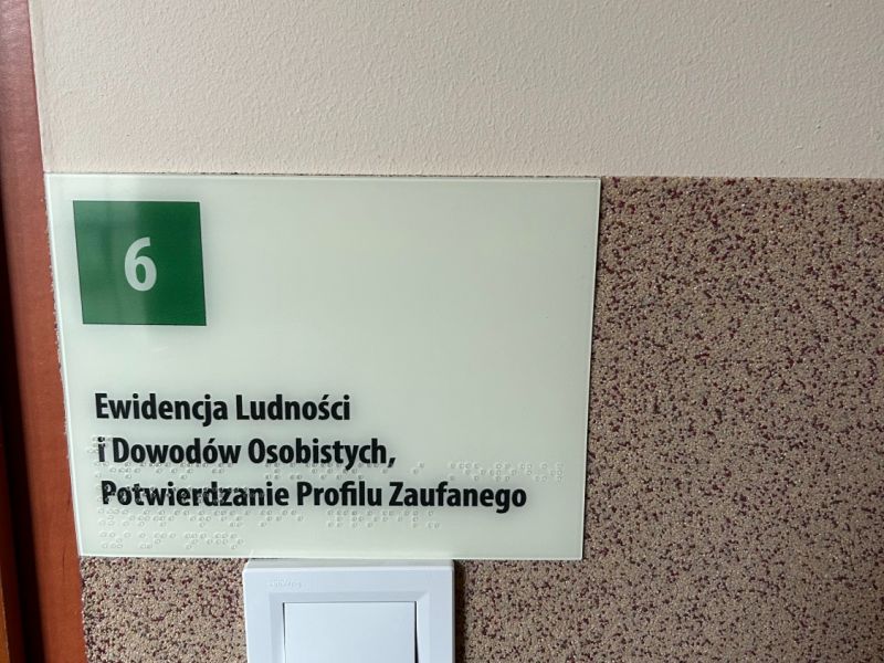 Tabliczka w czarnym druku i brajlu, na drzwi Tabliczka w czarnym druku i brajlu, na drzwi