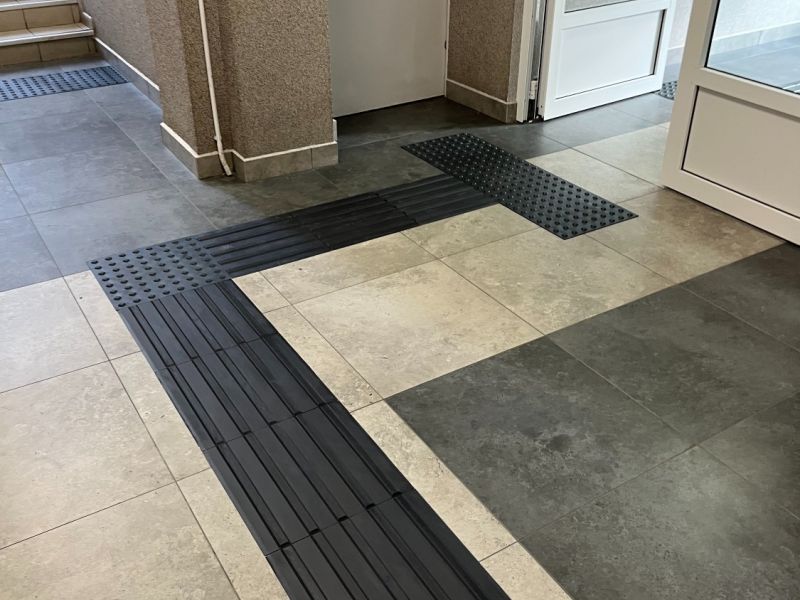 linie naprowadzające i pola uwagi w budynku Urzędu Gminy Żagań linie naprowadzające i pola uwagi w budynku Urzędu Gminy Żagań