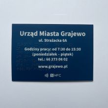 Tabliczka informacyjna w czarnym druku i w brajlu ze znacznikiem NFC