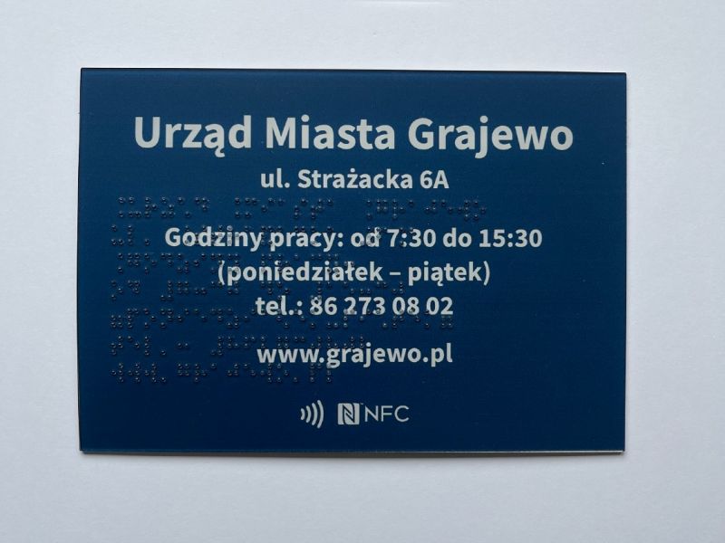 Tabliczka informacyjna w czarnym druku i w brajlu ze znacznikiem NFC Tabliczka informacyjna w czarnym druku i w brajlu ze znacznikiem NFC