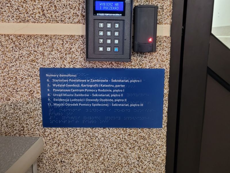 tabliczki informacyjne w brajlu i w czarnym druku tabliczki informacyjne w brajlu i w czarnym druku
