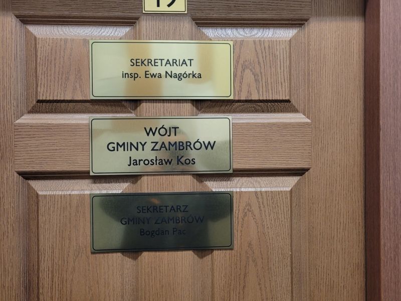 tabliczki informacyjne w brajlu i w czarnym druku na drzwi tabliczki informacyjne w brajlu i w czarnym druku na drzwi