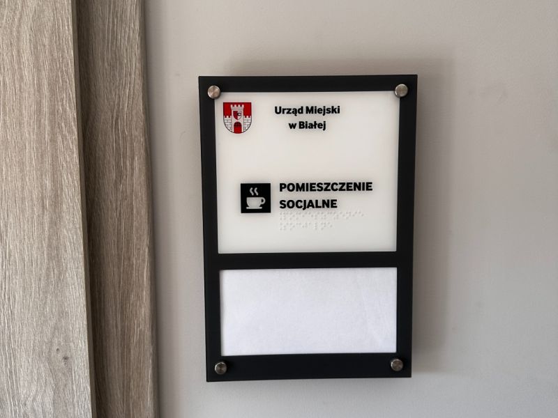 Tabliczka informacyjna na drzwi (czarny druk i brajl) Tabliczka informacyjna na drzwi (czarny druk i brajl)