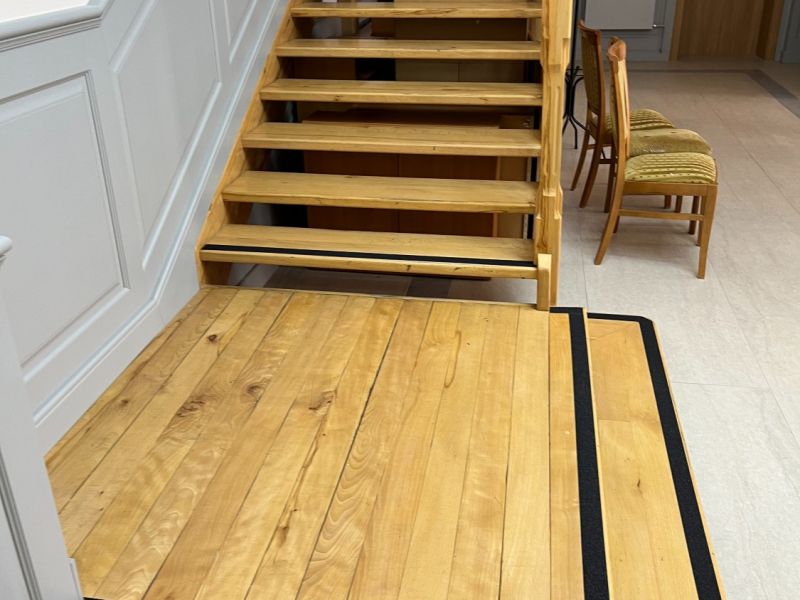 Taśma ostrzegawcza na podesty i schody Taśma ostrzegawcza na podesty i schody